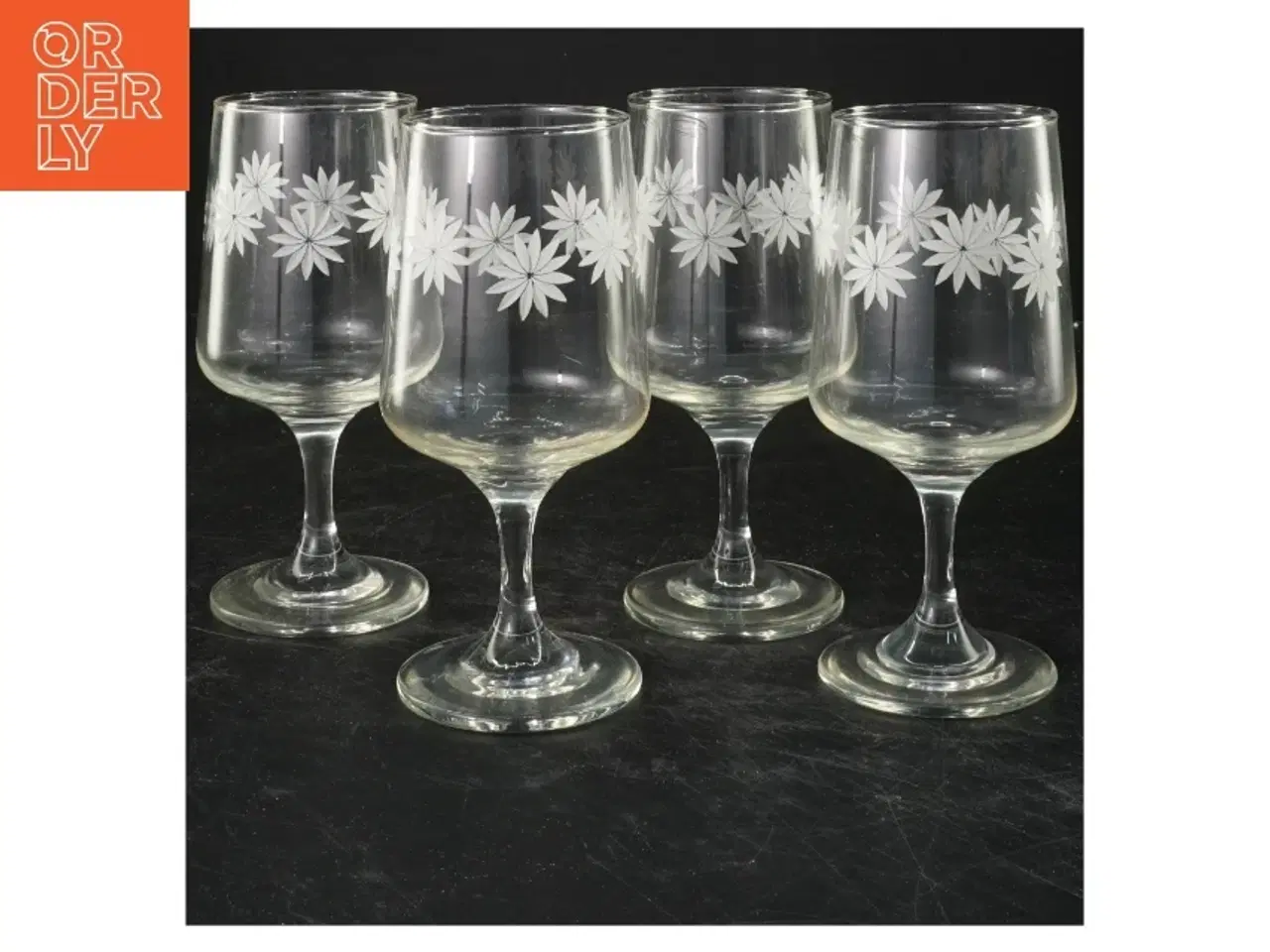 Billede 1 - Sæt med 4 vin glas (str. 15x6 cm)