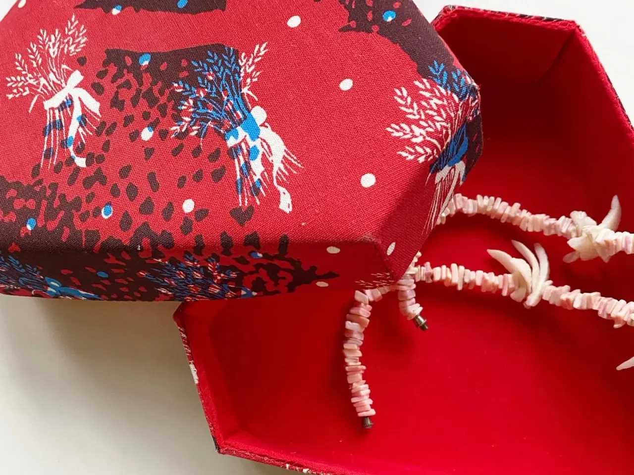 Billede 2 - Stofæske, trekantet m rødt stof