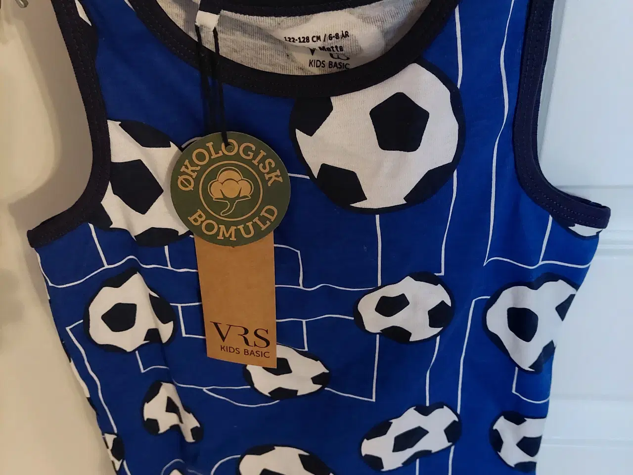 Billede 1 - Fin blå undertrøje m Fodbolde på str 122-128