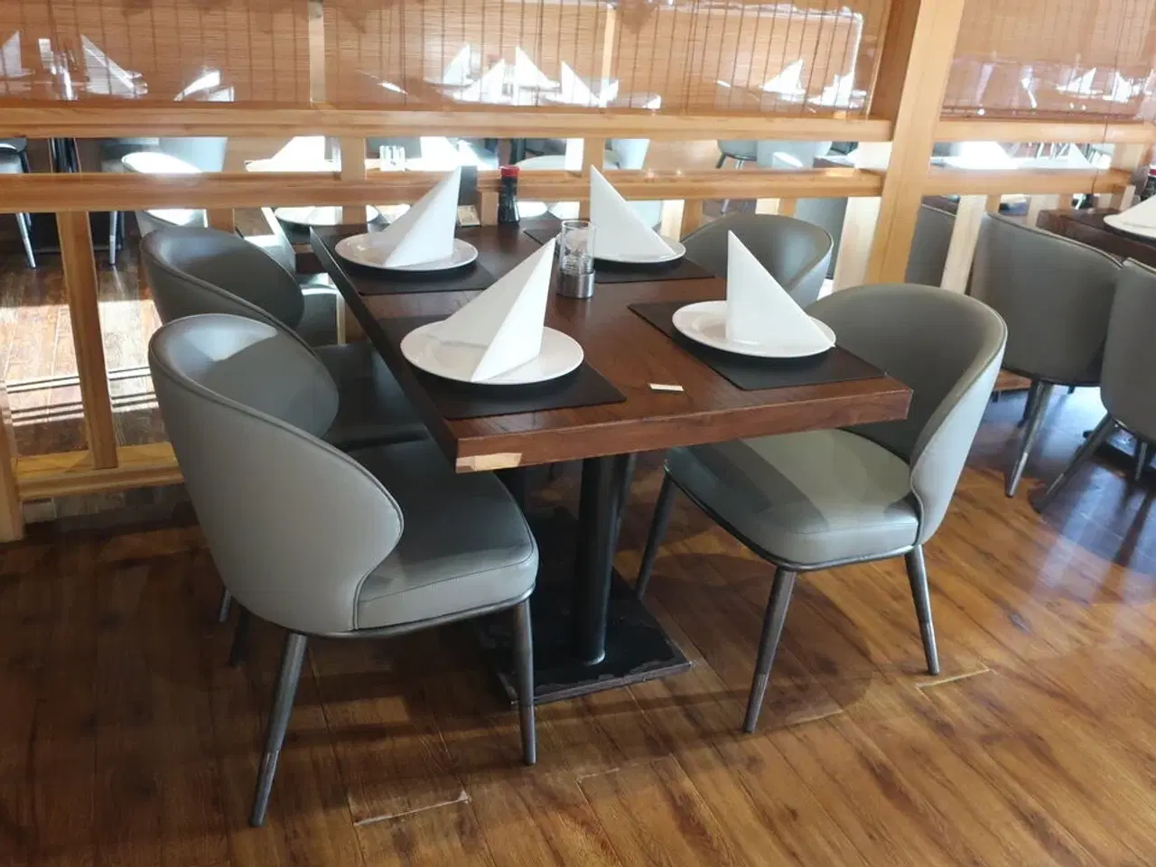 Billede 2 - Bord og 4 nye stole