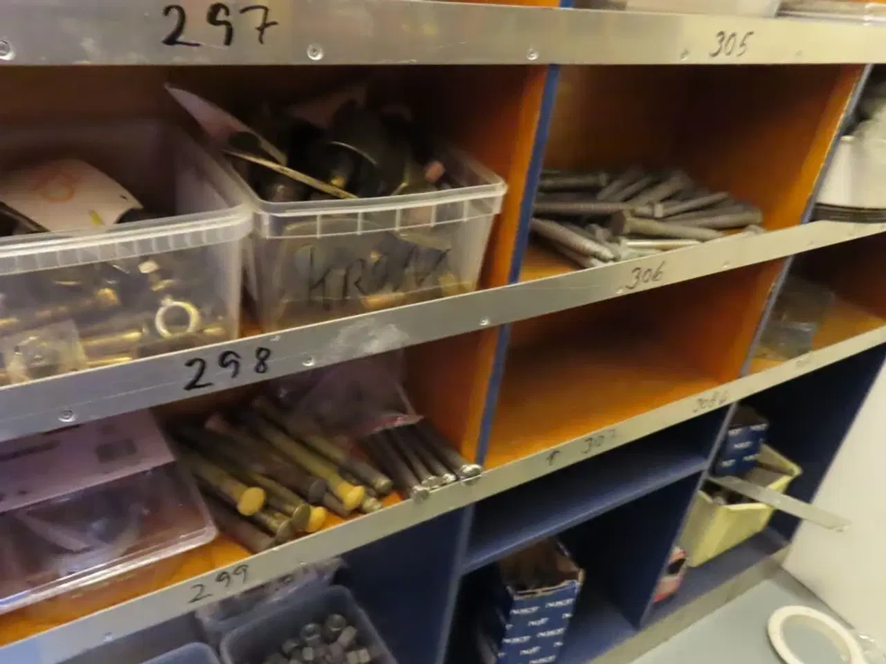 Billede 3 - Reol med indhold af diverse beslag, fittings mv.