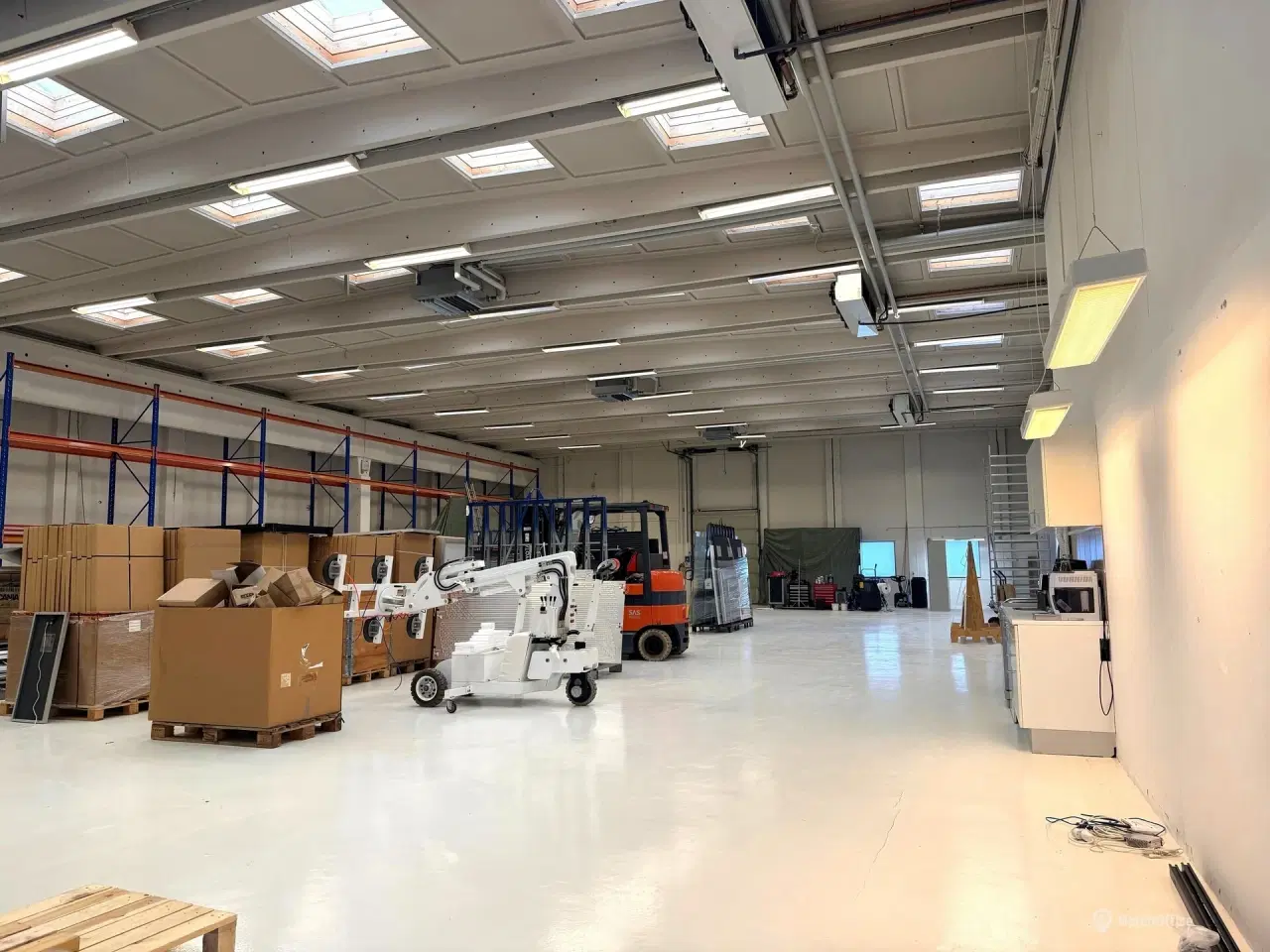Billede 1 - 813 m² højloftet lagerhal på indhegnet grund