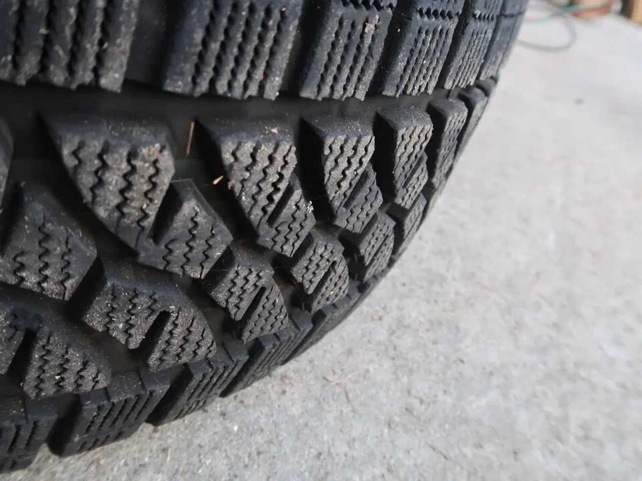 Billede 5 - Stålfælge med vinterdæk BRIDGESTONE 235/65R16 C til Mercedes Sprinter