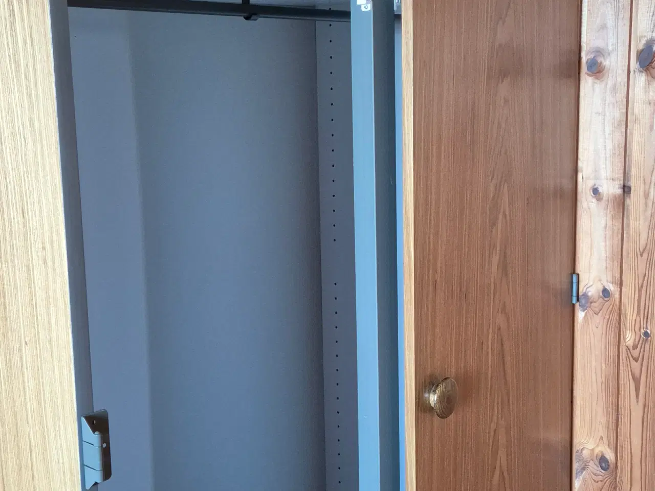 Billede 5 - Ældre skabe, vandvarmer og varmepumpe