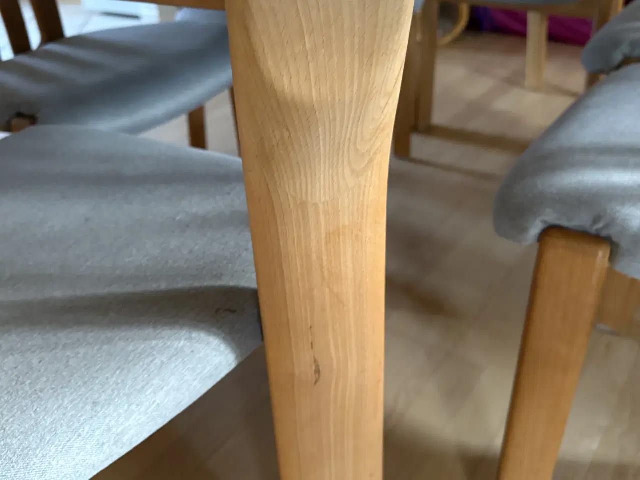 Billede 3 - Massivt  spisebord fra Snedkergården inkl. 6 stole