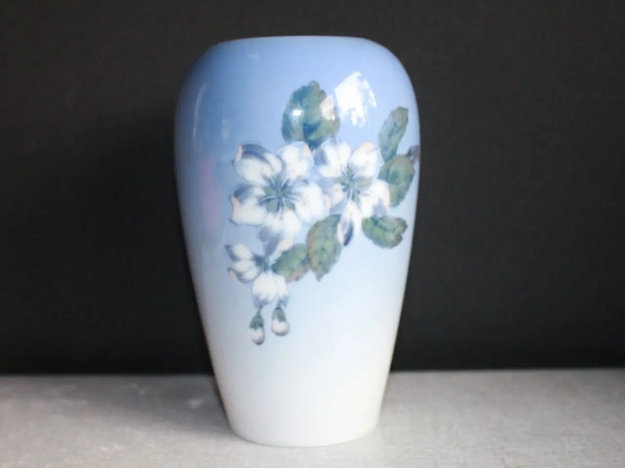 Billede 1 - Vase med Hvide blomster fra Lyngby