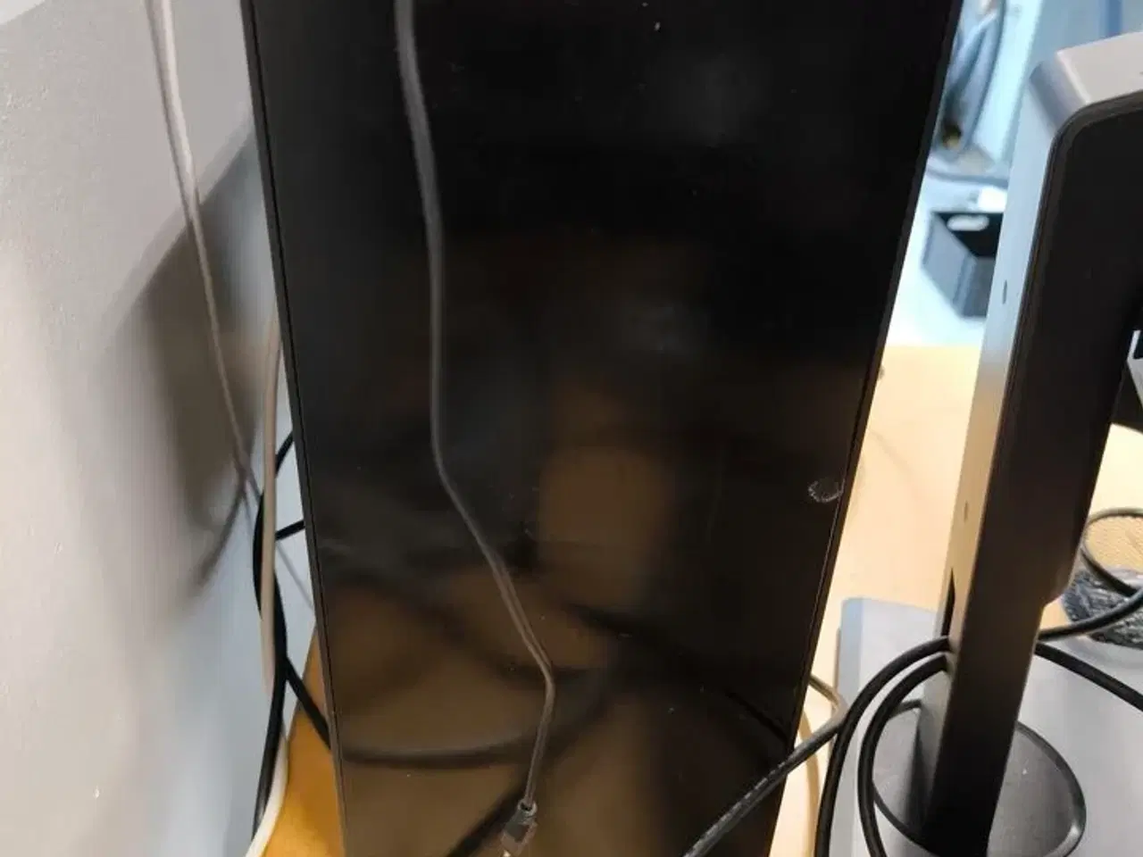 Billede 8 - Skrivebord inkl. indhold