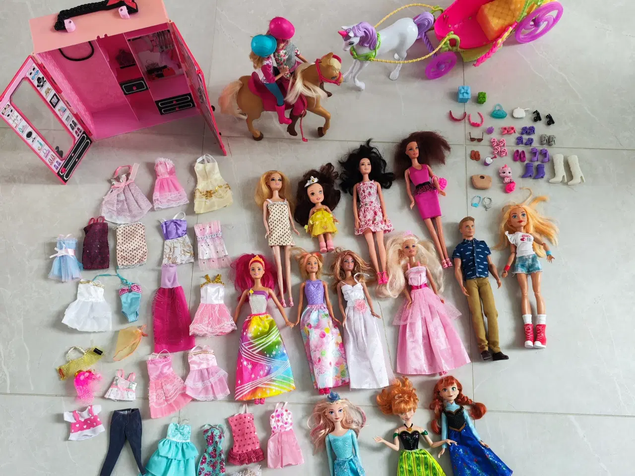 Billede 1 - Stor Barbie + Disney samling