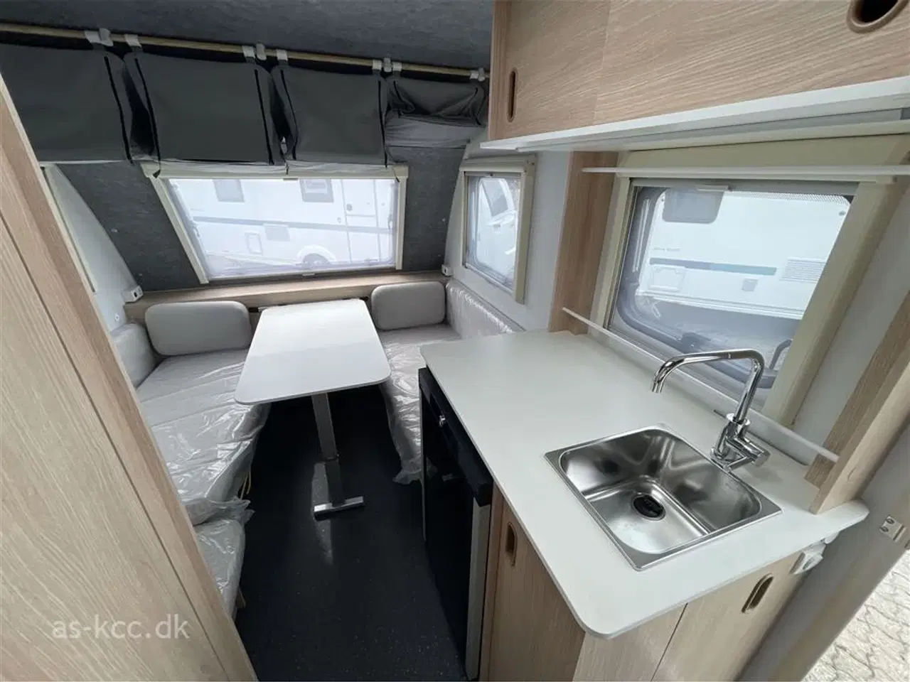 Billede 10 - 2025 - Adria Aviva Lite 360 DK   Adria Aviva 360 DK Lite årg..2005 4 sovepladser, 4 siddepladser. Egenvægt 720 totalvægt 1000 kg. Ren el 12/230 V