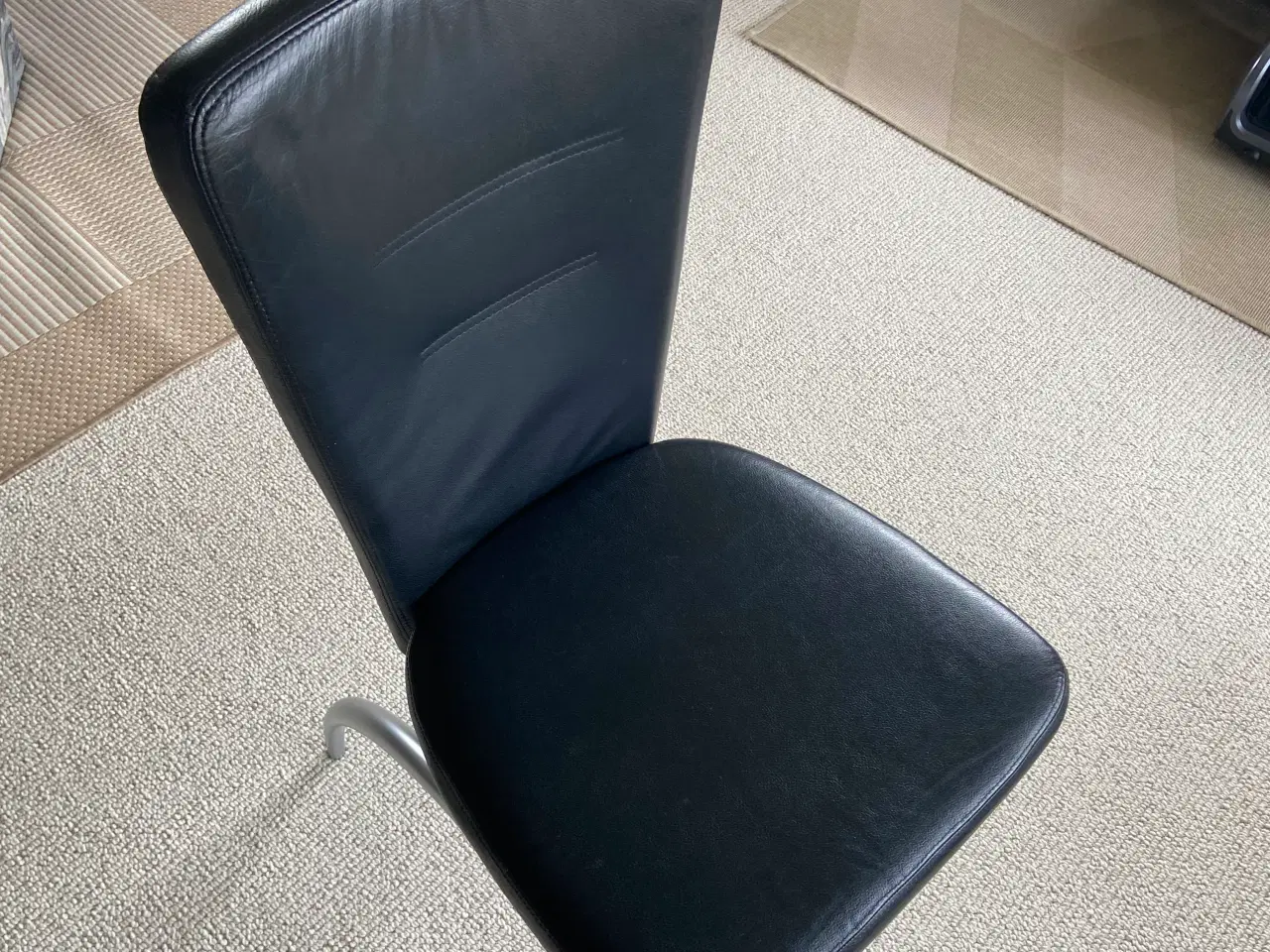 Billede 3 - Velholdte Spisebordsstole med Ægte Læderbetræk