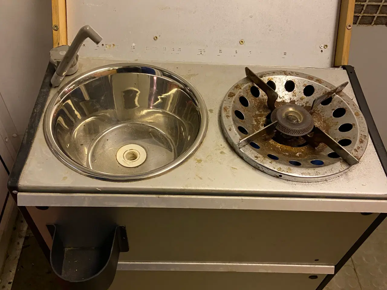 Billede 7 - Gasblus. Håndvask med vandpumpe. Gasblus m. flaske