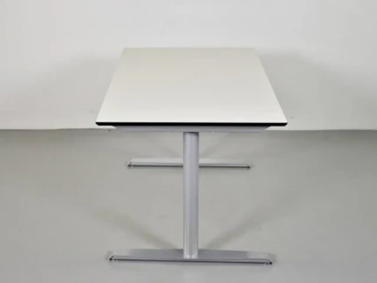 Billede 4 - Hæve-/sænkebord med hvid plade, 140 cm.