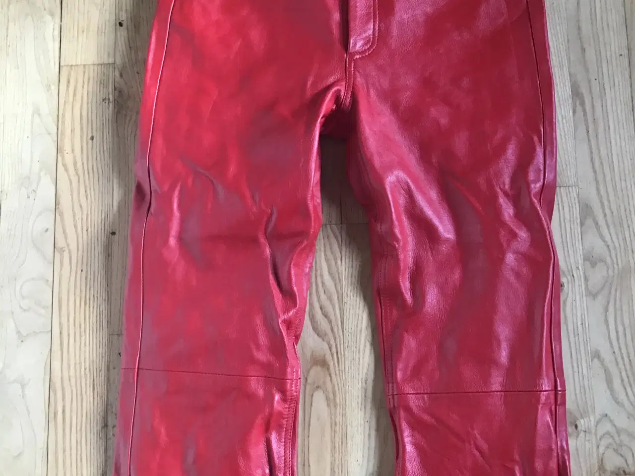 Billede 2 - Røde Læderbukser