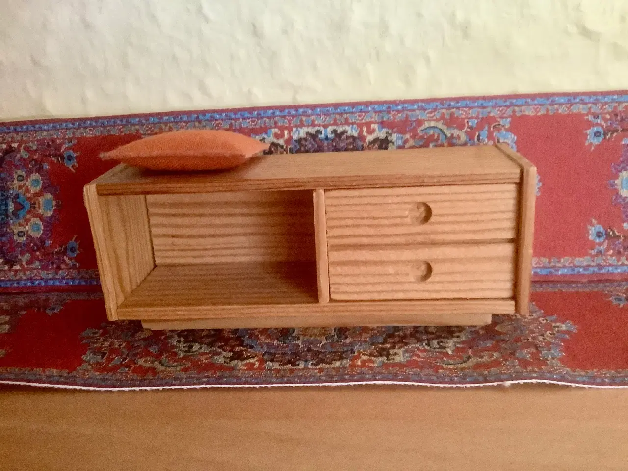 Billede 1 - Telefonbænk til Lisa dukkehus.