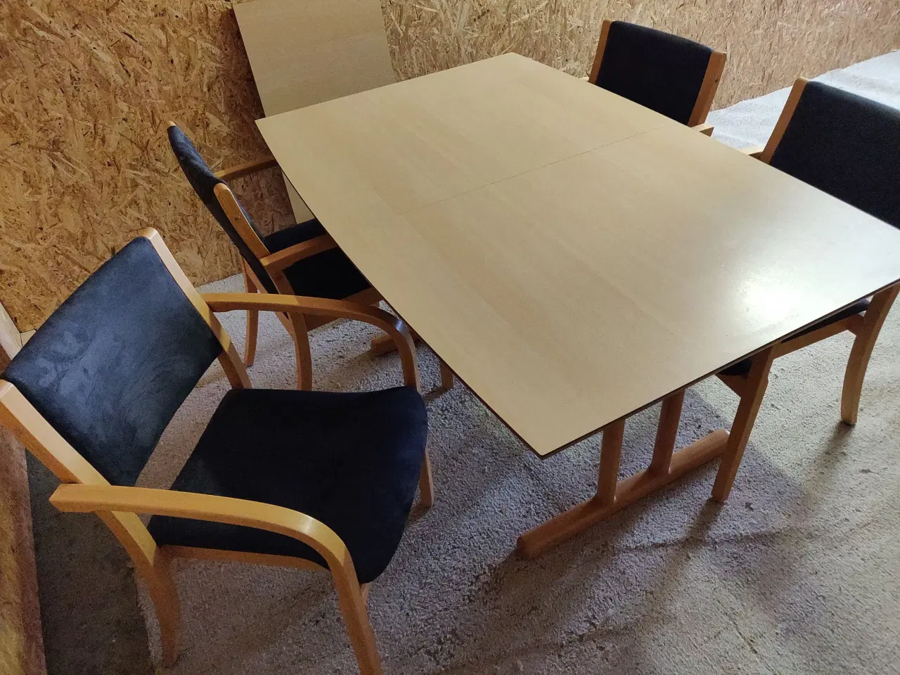 Billede 4 - Spisebord i bøgelaminat med 6 stole