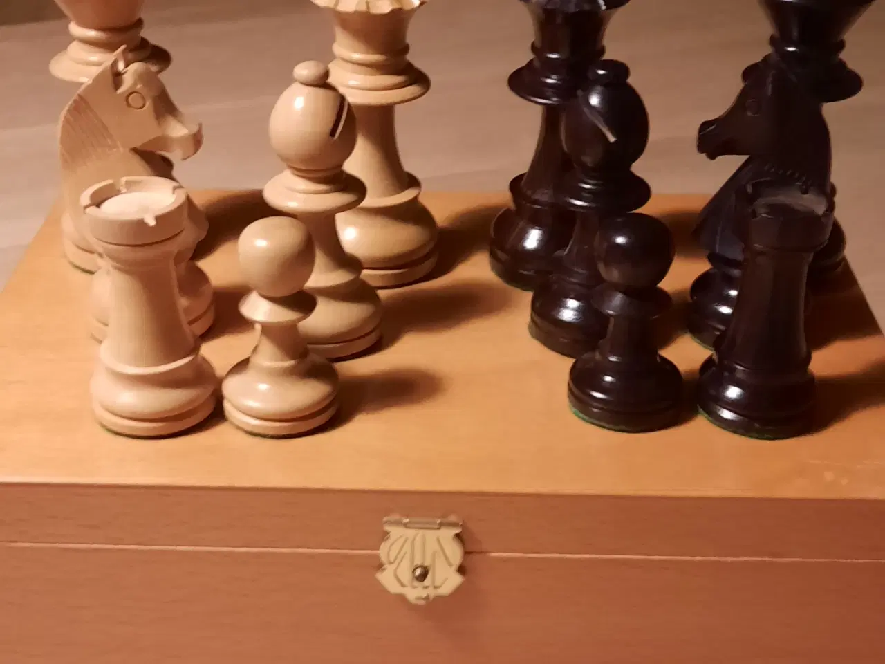 Billede 3 - Skakbrikker af træ og i trækasse.