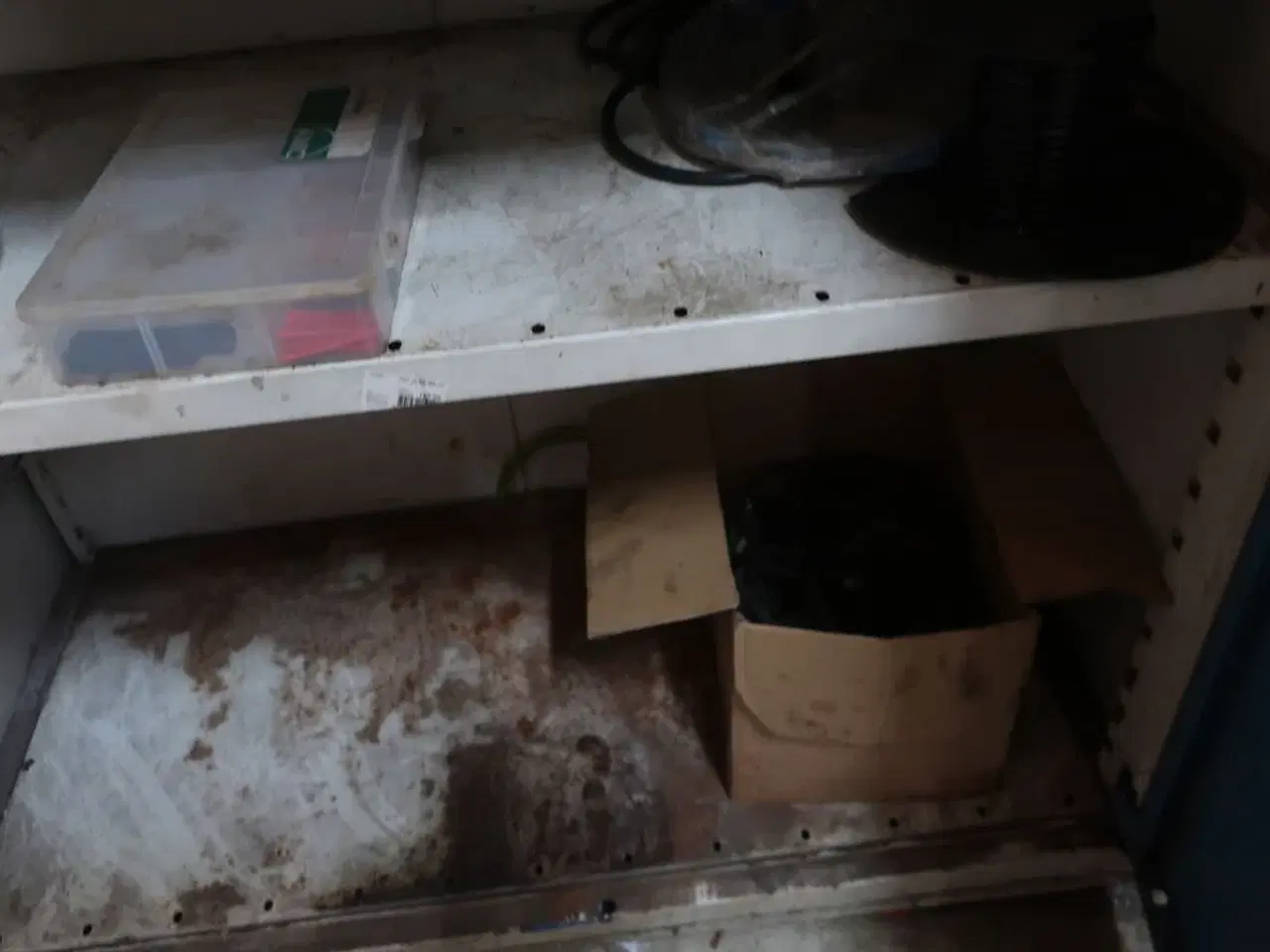 Billede 8 - Stålskab med indhold