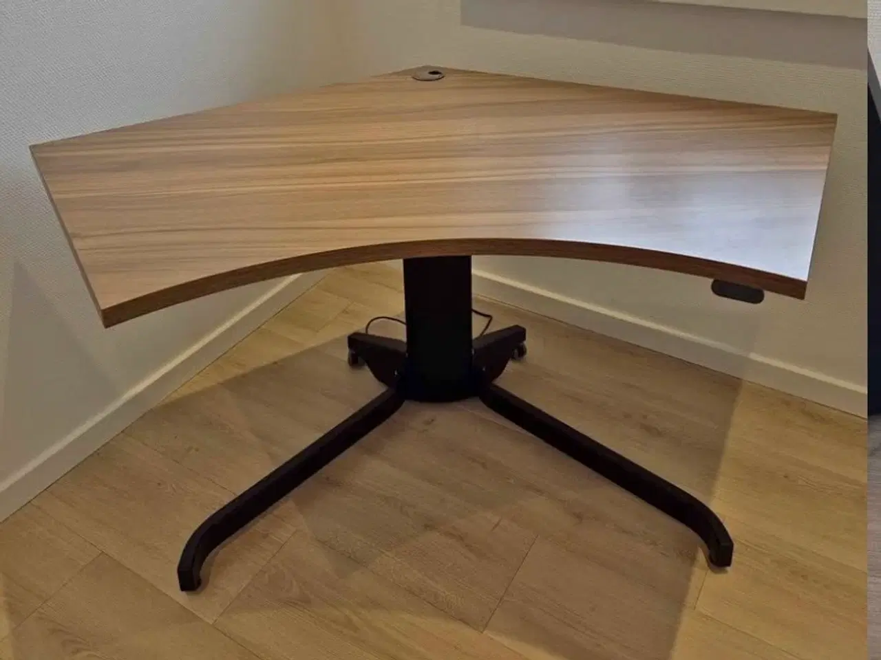 Billede 1 - Hæve-/sænkebord med sort stel