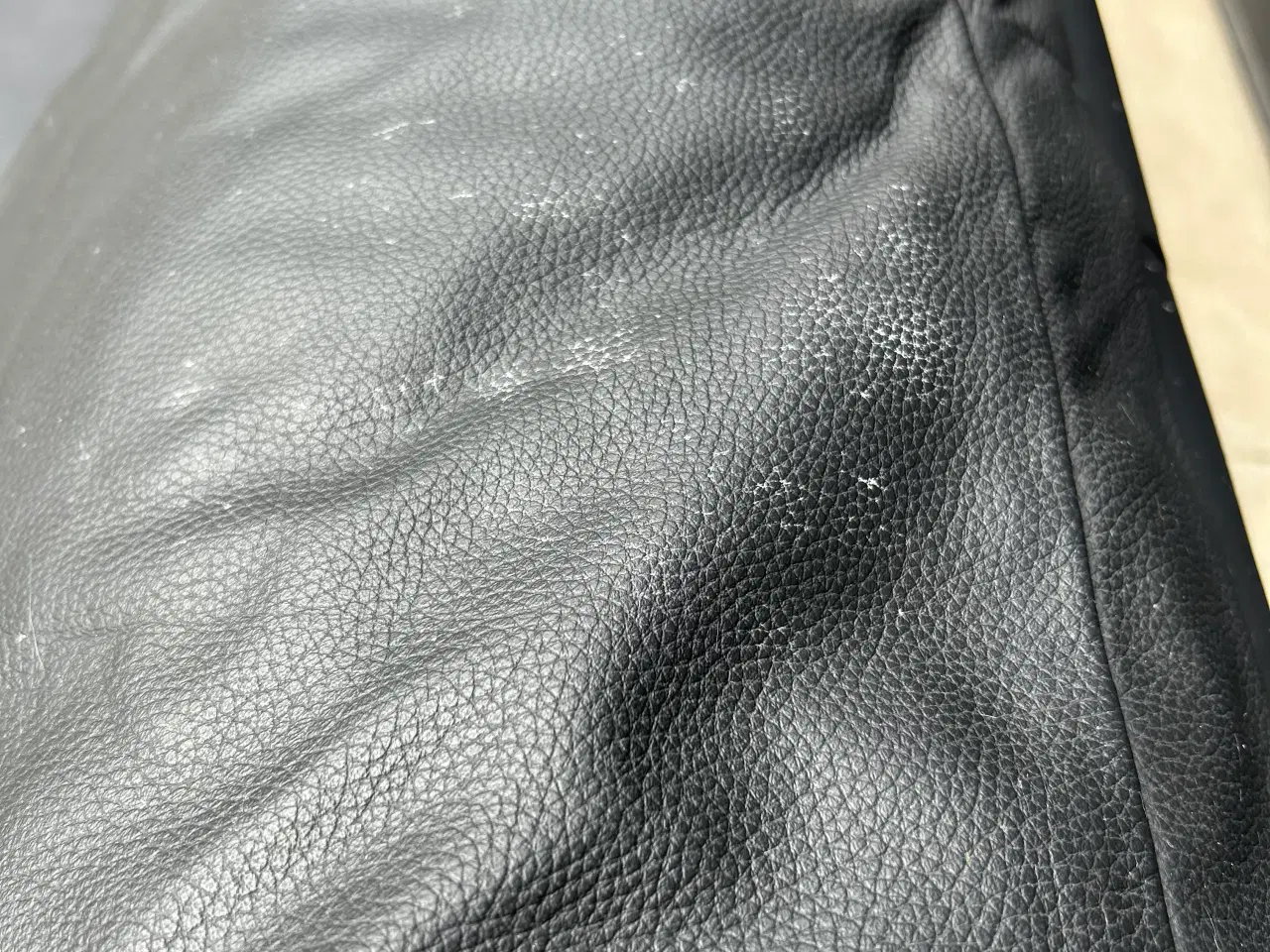 Billede 6 - Sort læder sofa - 3. pers.
