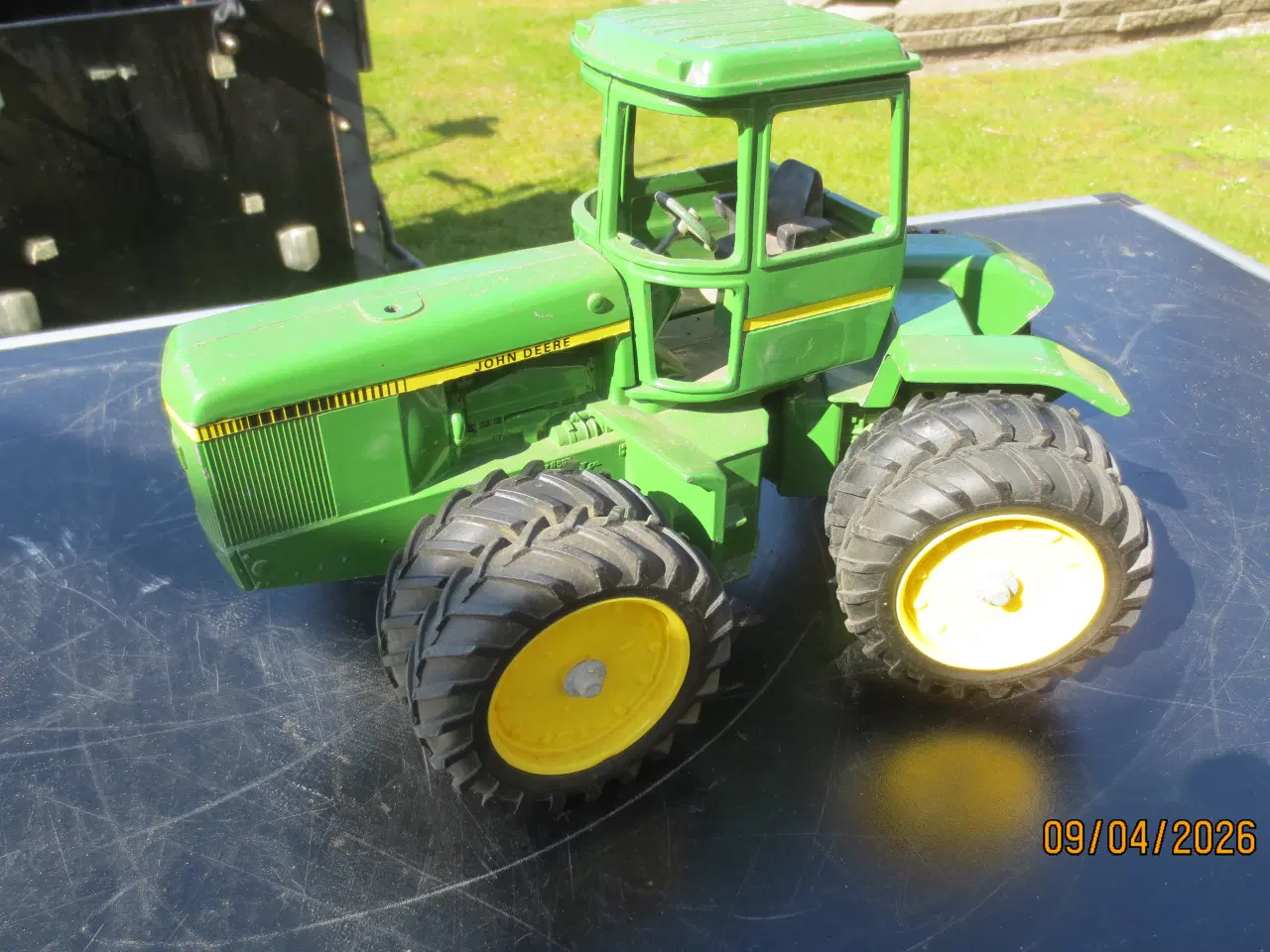 Billede 1 - 1 stk Modeltraktor John Deere Knækstyret
