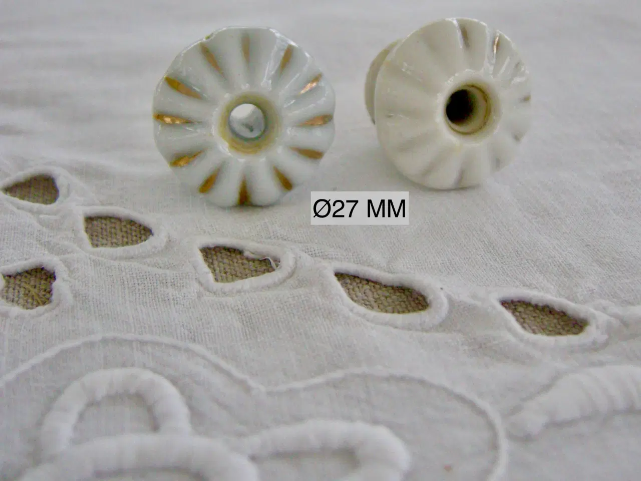 Billede 11 - Gamle møbelbeslag, møbelknopper, nøgleskilte, ben