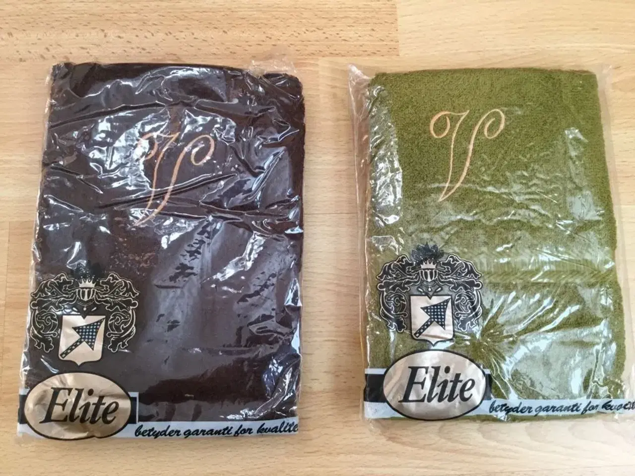 Billede 1 - 2 *Nye* Elite Håndklæder med bogstav V