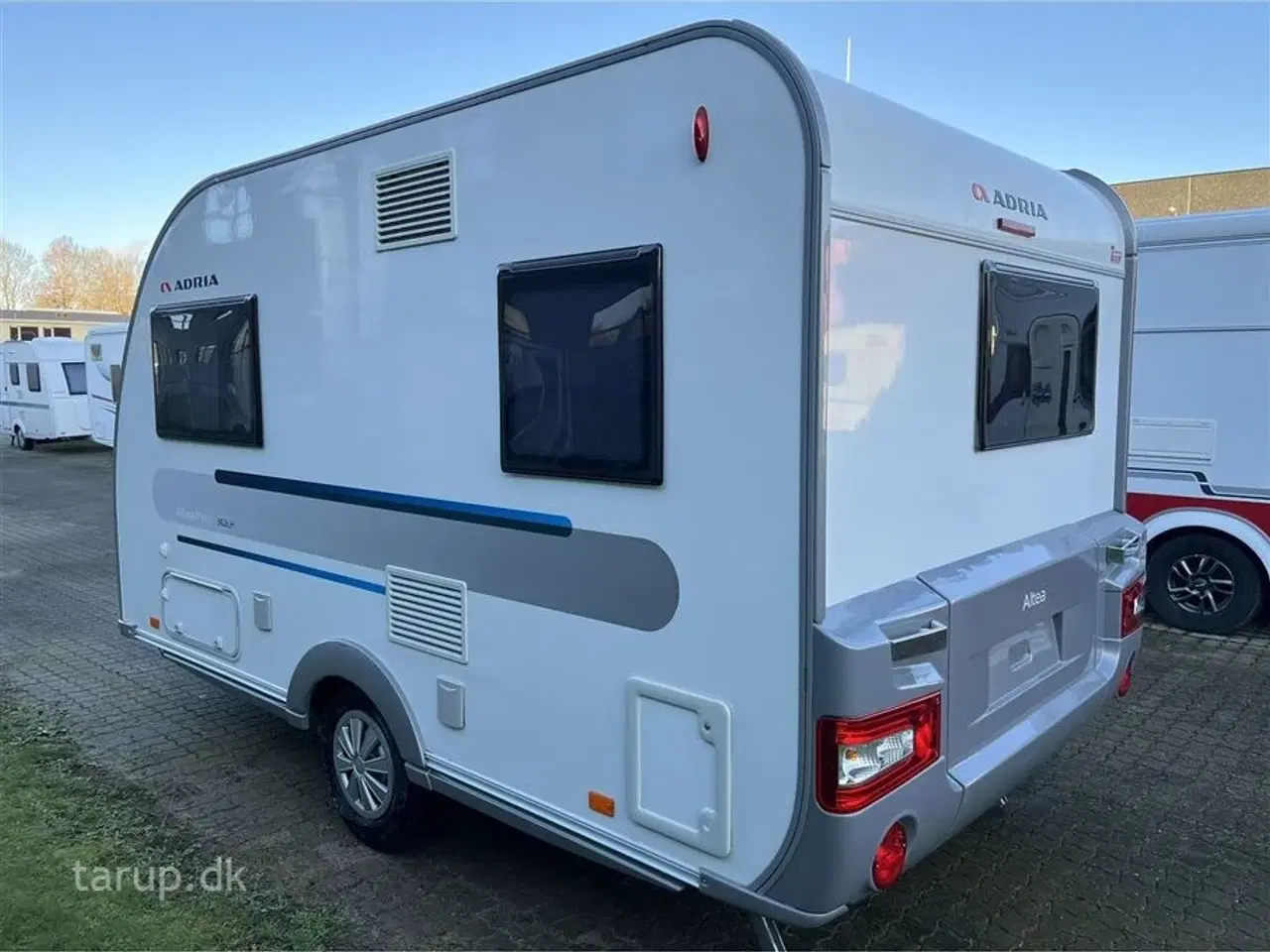 Billede 4 - 2020 - Adria Altea 362 LH Fortelt: Ventura Vivo luftfortelt, mover, 140 l. køleskab m/ fryser, køkken i bagende, toiletrum m/ bruser, enkeltsenge som kan laves til dobbeltseng