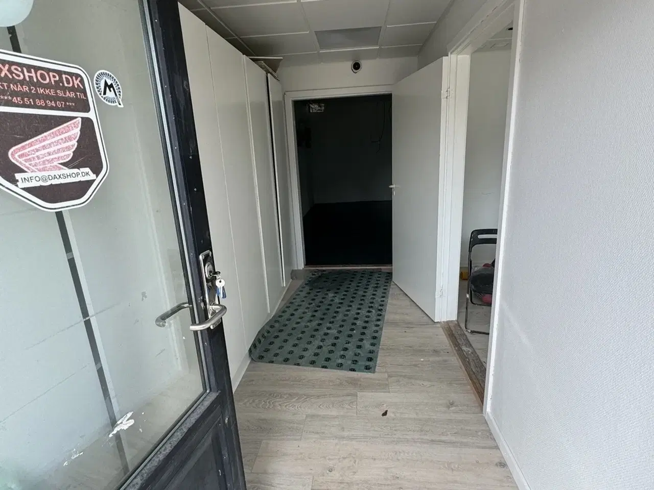 Billede 2 - Højloftet lagerlokale og kontor til leje på Nyholms Alle 19.