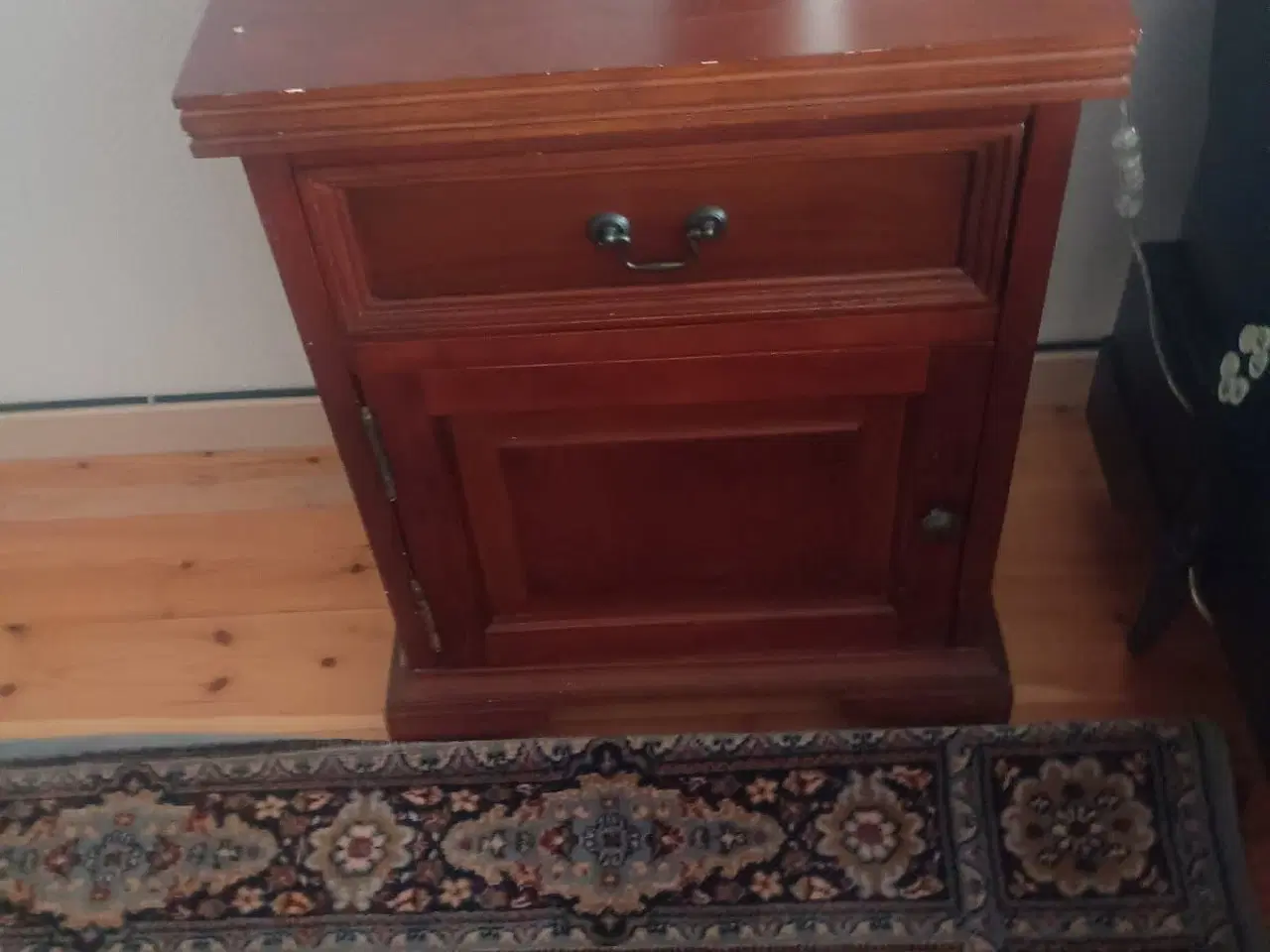 Billede 5 - KVALITETSSENG FRA ILVA MED ELEVATION SAMT NATBORD 