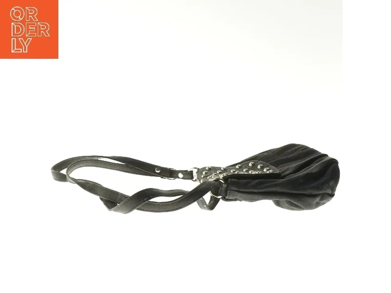 Billede 3 - Sort skuldertaske med nitter (str. 25x18 cm)