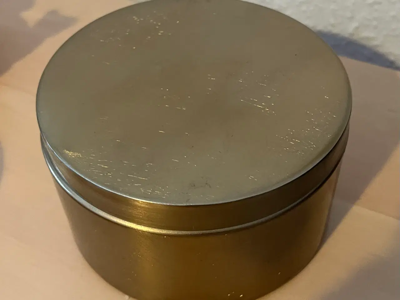 Billede 1 - Gylden metaldåse/-æske med et løst låg