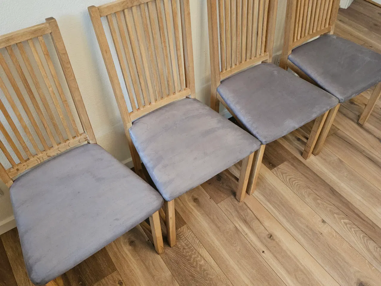 Billede 2 - Klassiske træstole med polstrede sæder - 80kr. stk