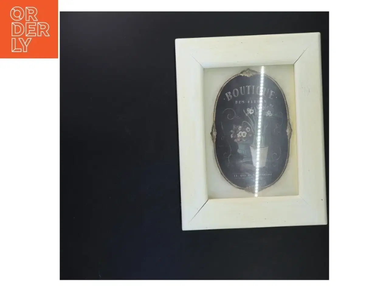 Billede 1 - Hvid billedramme med blomstermotiv (str. 30x25 cm)