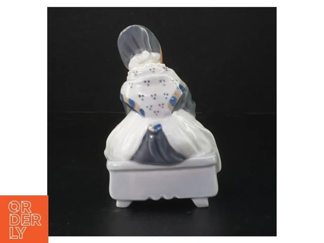 Billede 2 - Porcelænsfigur af kvinde, Royal Copenhagen fra Royal Copenhagen (str. H. 14 cm)