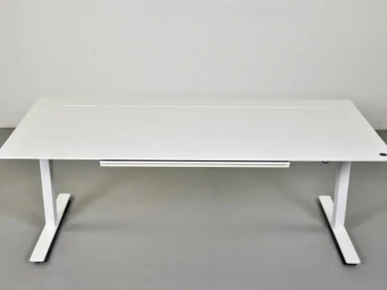 Billede 1 - Hæve-/sænkebord med hvid plade, hvidt stel og penneskuffe, 180 cm.
