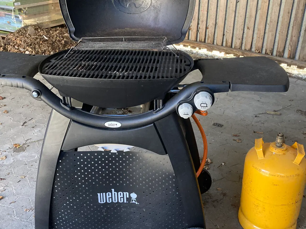 Billede 2 - Weber 3200N med Tom 11kg gasflaske, brødhylde .