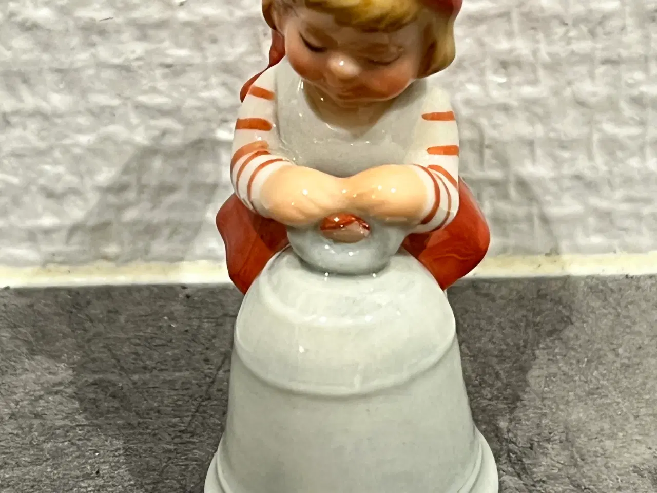 Billede 1 - Julenisse Pige med klokke figur no 763