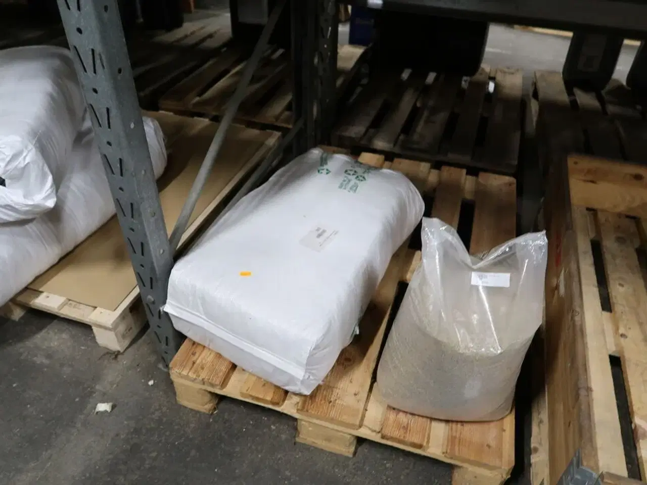 Billede 5 - 2 fag lagerreoler med indhold