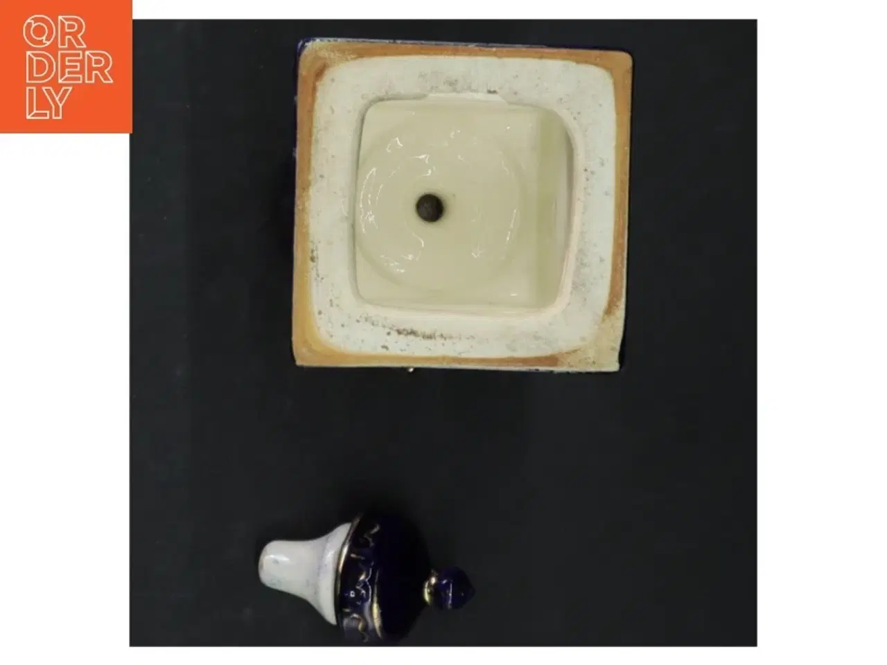 Billede 4 - Porcelænsvase med gulddetaljer og motiver (str. 20 cm)