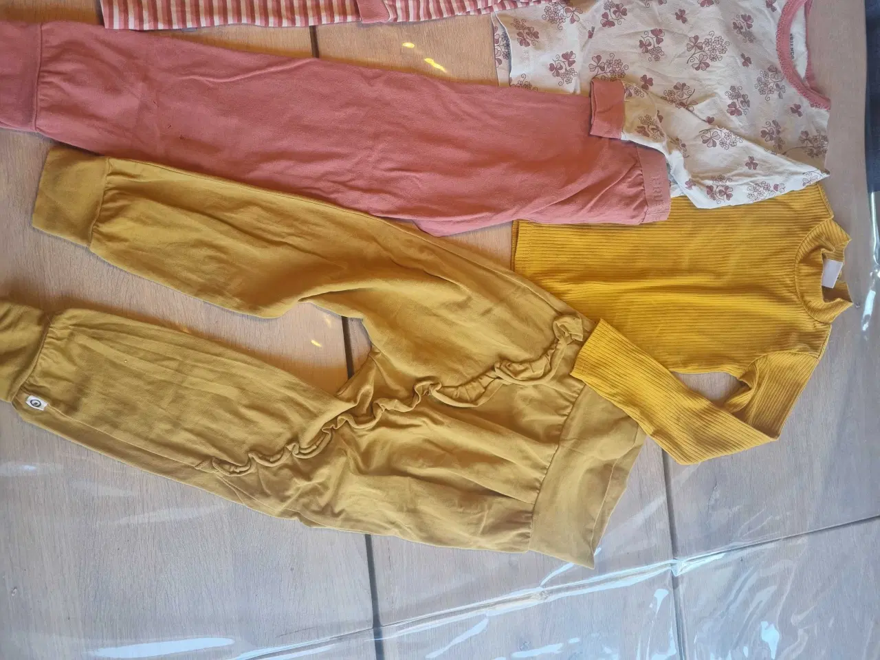 Billede 2 - Blandet børnetøj str 98