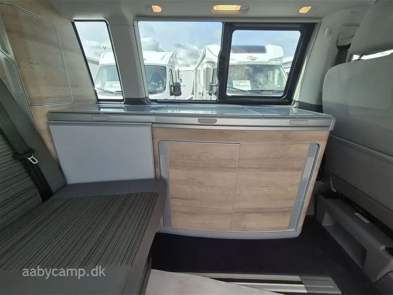 Billede 14 - 2022 - VW California Coast   Perfekt til de små veje. Markise. anhængertræk.