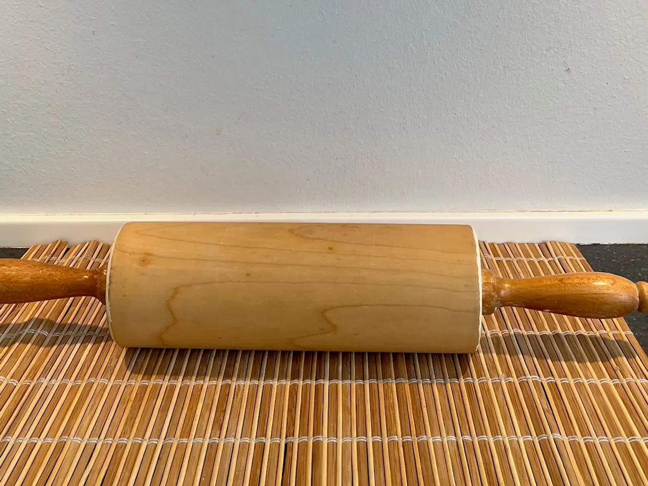 Billede 4 - Klassisk kagerulle i naturfarvet træ  – 43 cm