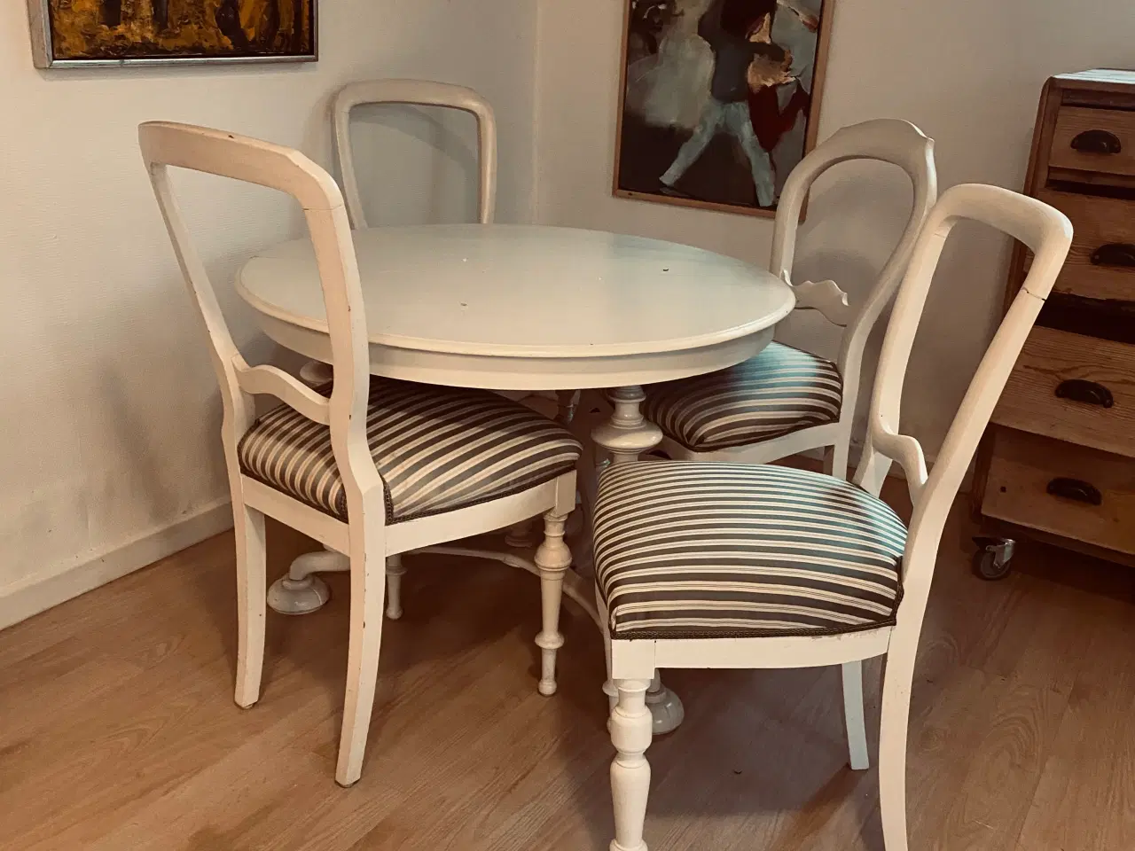 Billede 1 - Rundt spisebord med 4 stole