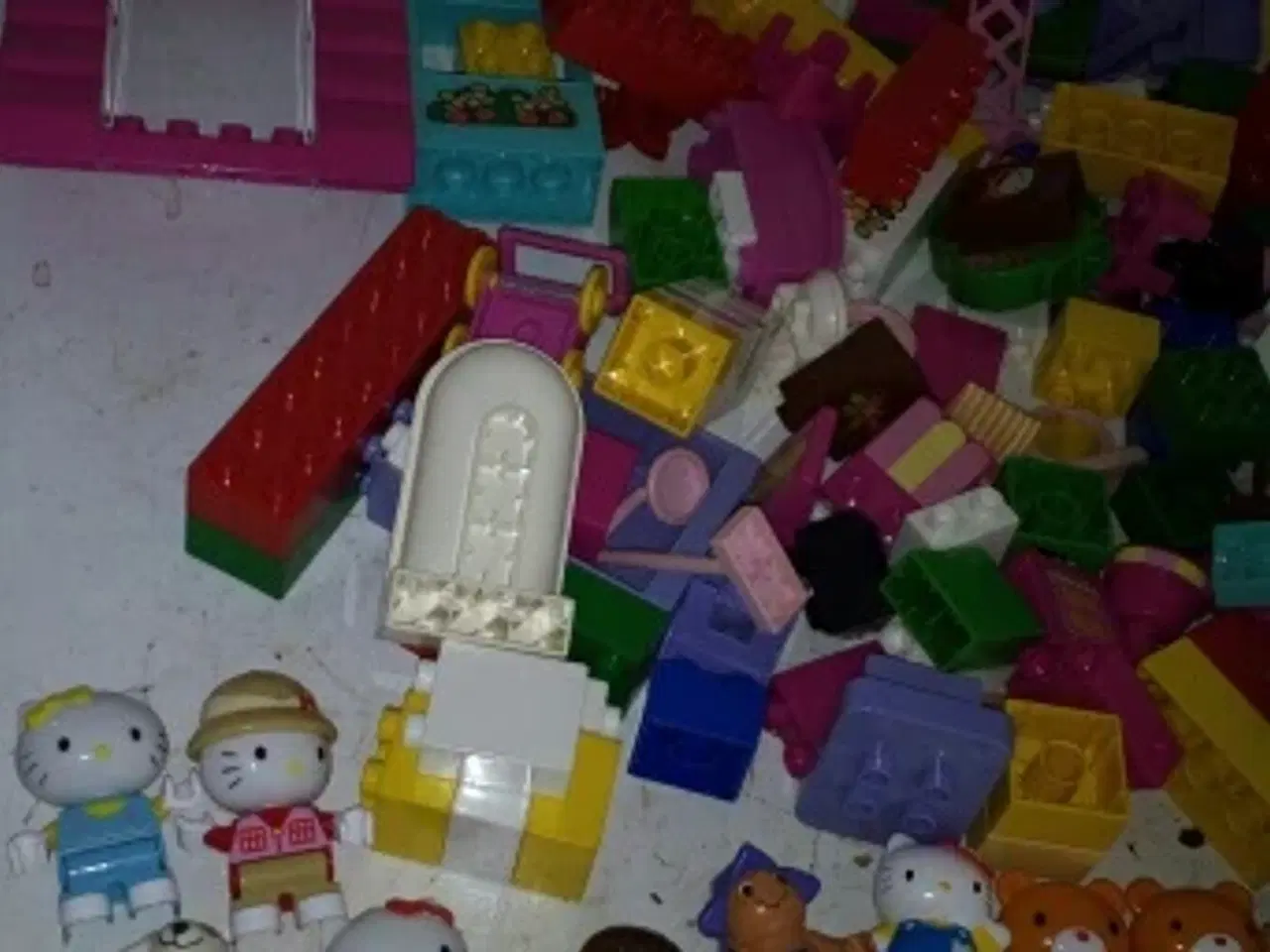 Billede 4 - Div hallo kitty lego store klodser 7 stk film