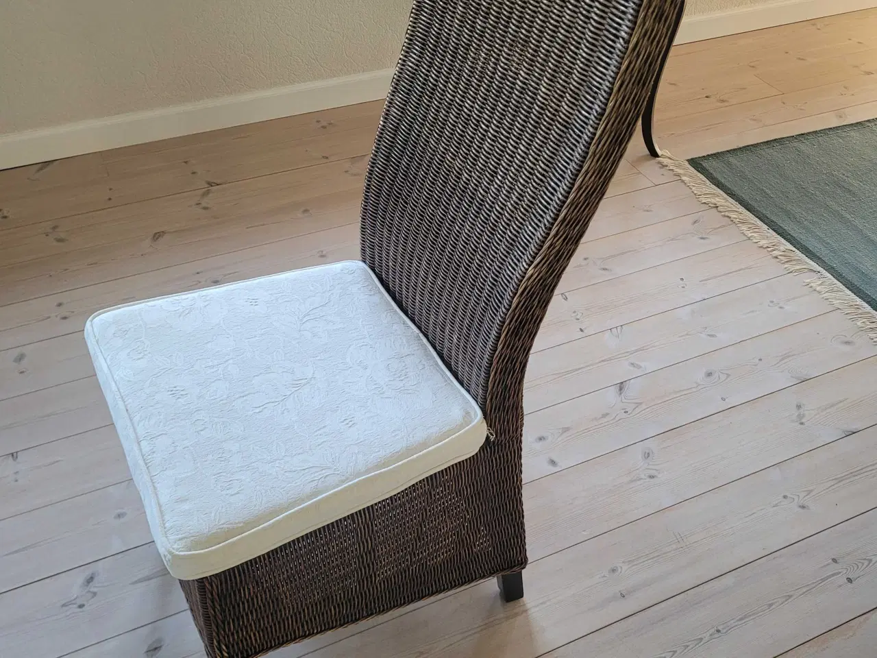 Billede 1 - Rustikke spisebordstole i brun flet