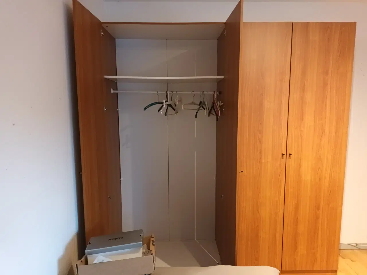 Billede 1 - 4-dørs garderobeskab i kirsebærfiner.