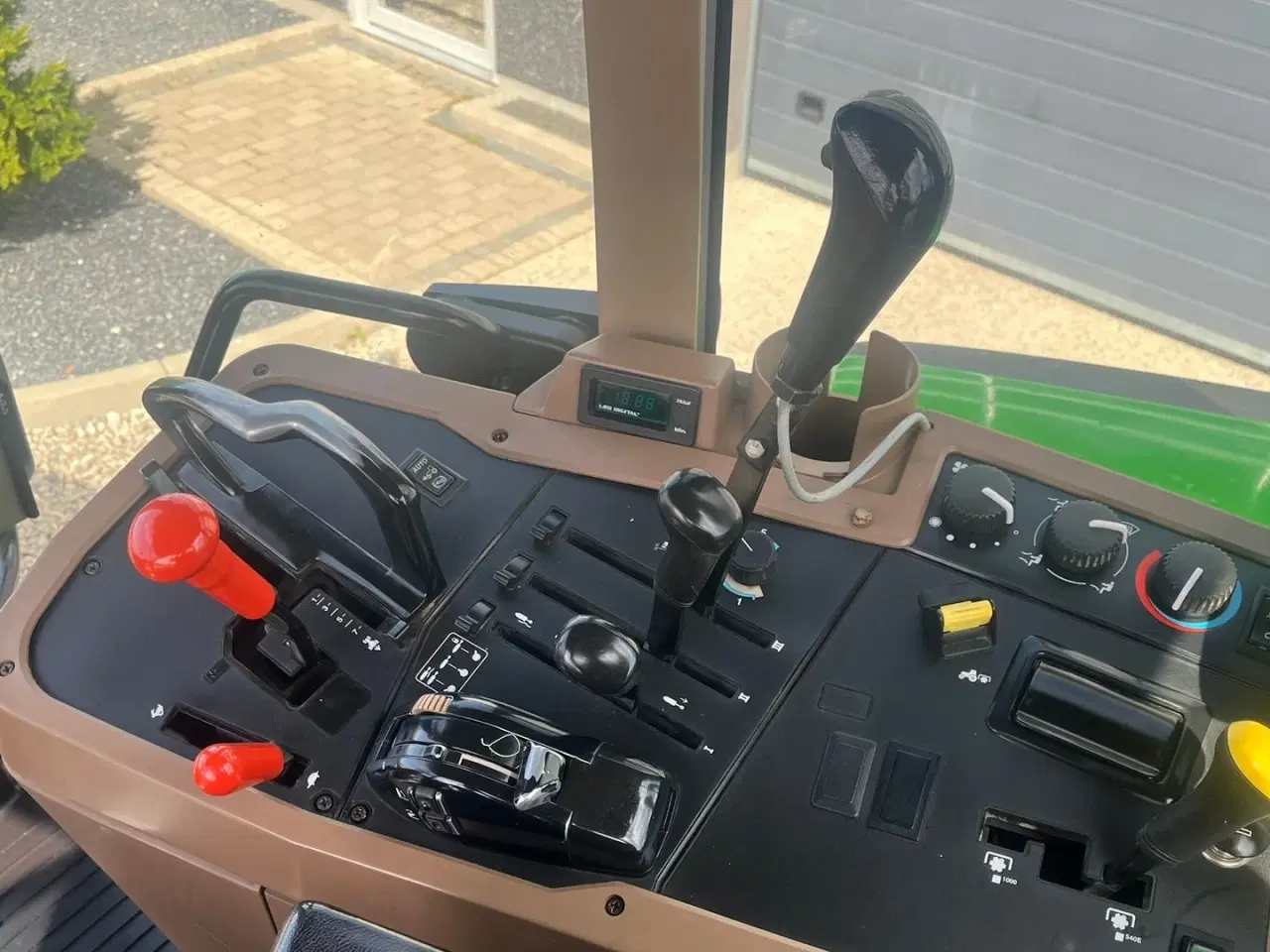 Billede 7 - John Deere 7710 8.1L motor, store hjul og frontlift. En ejeres velholdt gård traktor.