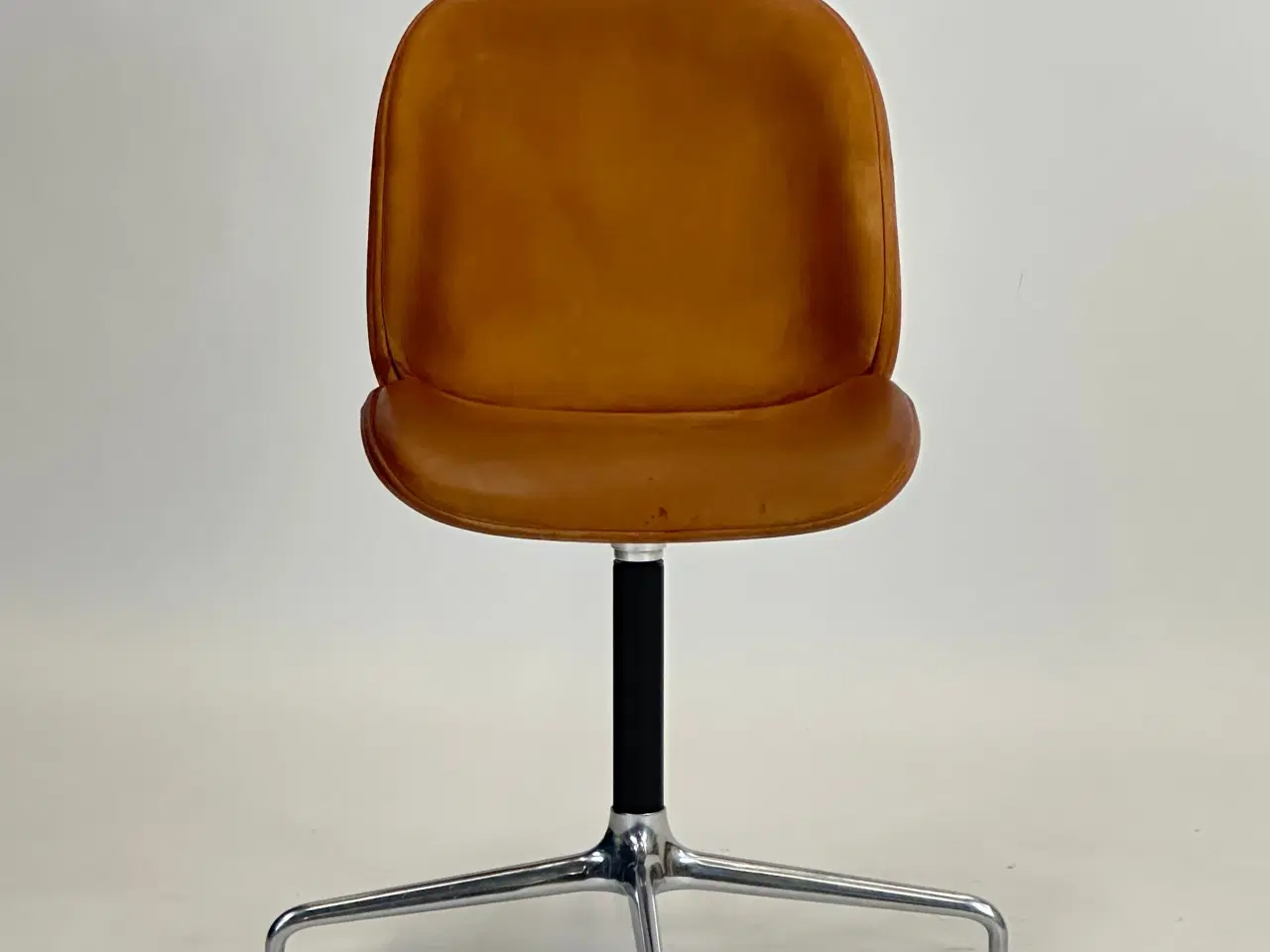 Billede 3 - GUBI | Beetle Meeting Chair (Cognac)
