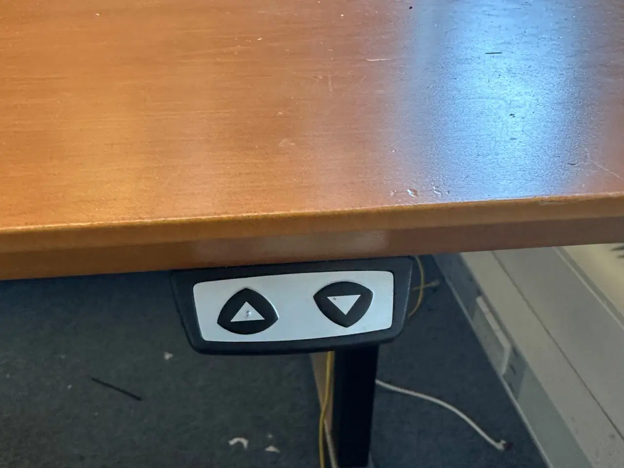 Billede 2 - Hæve-/sænkebord foræres væk