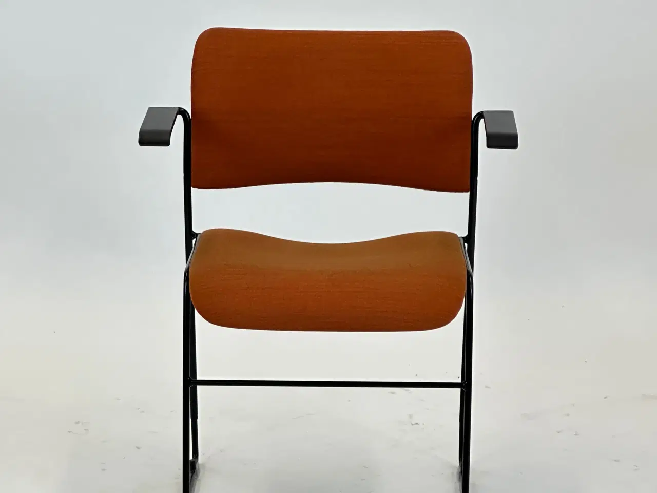 Billede 3 - 40/4 Konferencestol - Howe (Orange m. sorte armlæn)
